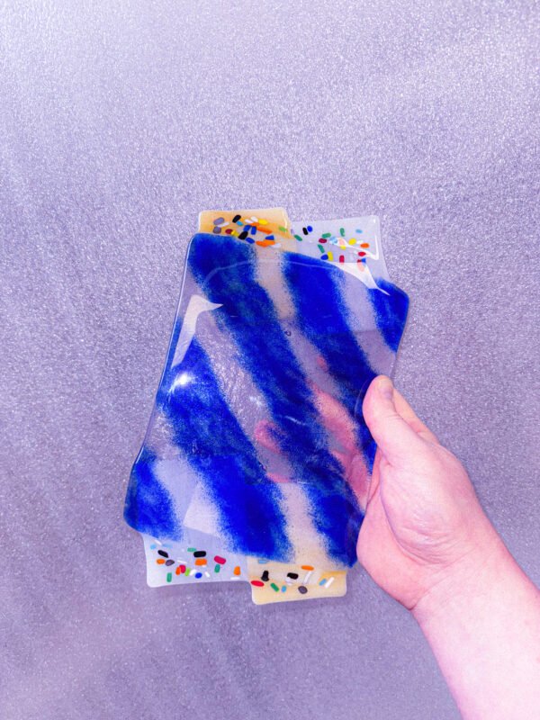 Een van handgemaakte de kleurrijke glazen plateaus. Gemaakt bij de workshop Plateau en onderzetters van Studio Wouter Kuijt in Utrecht.