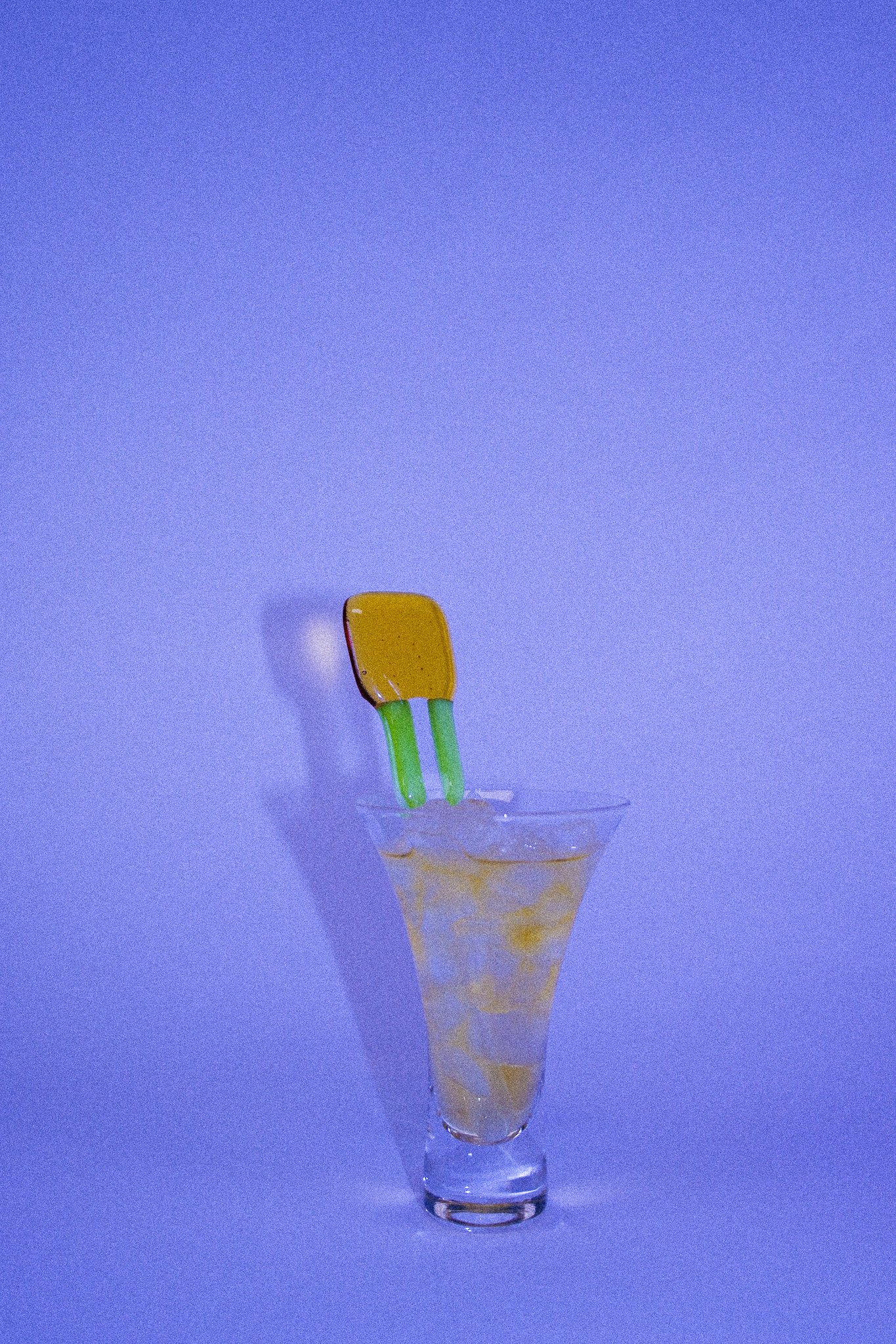 Een kleine Pool Stick in een kleine cocktail.