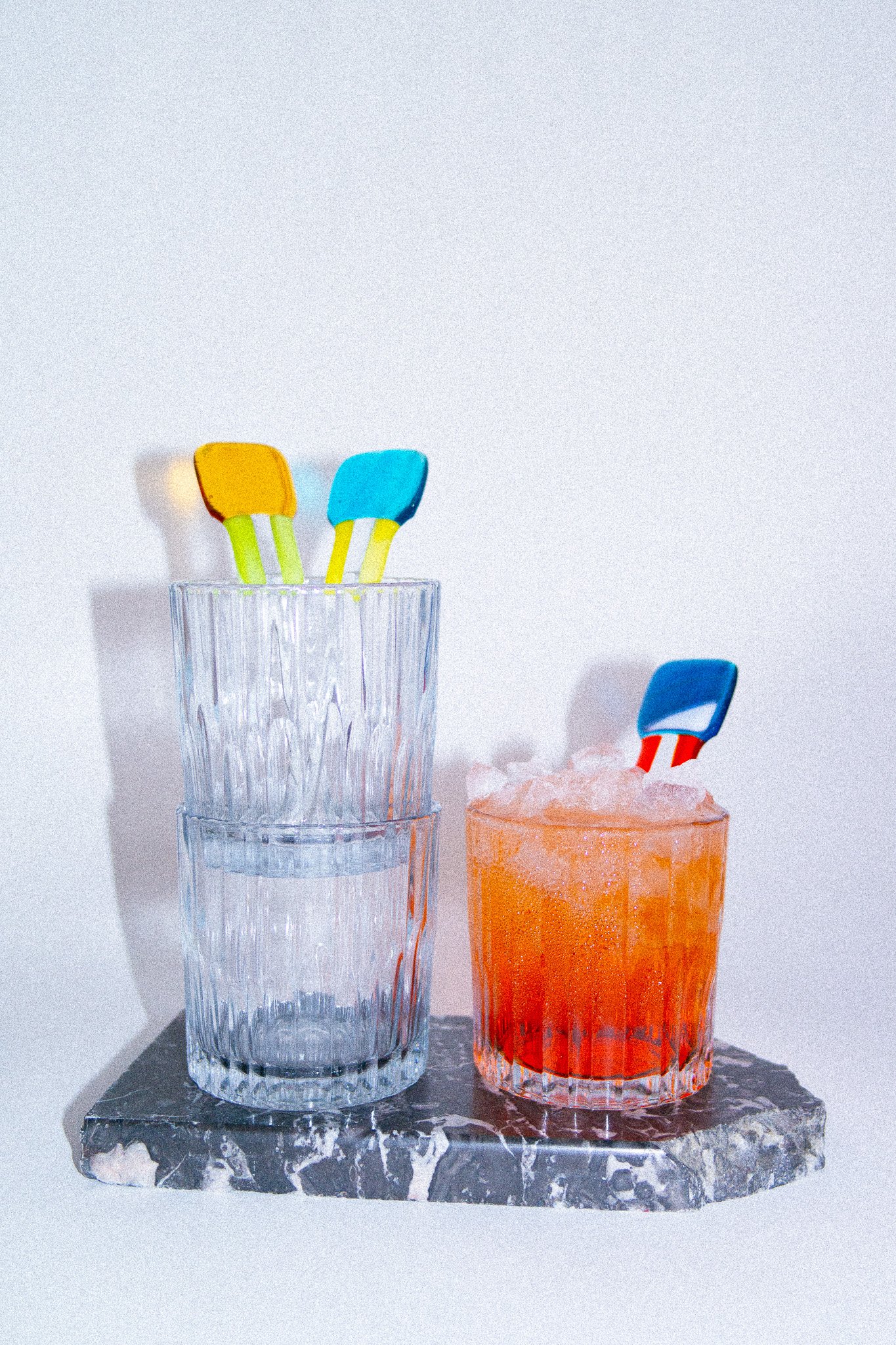 Handgemaakte glazen Pool Sticks in een oranje cocktail.