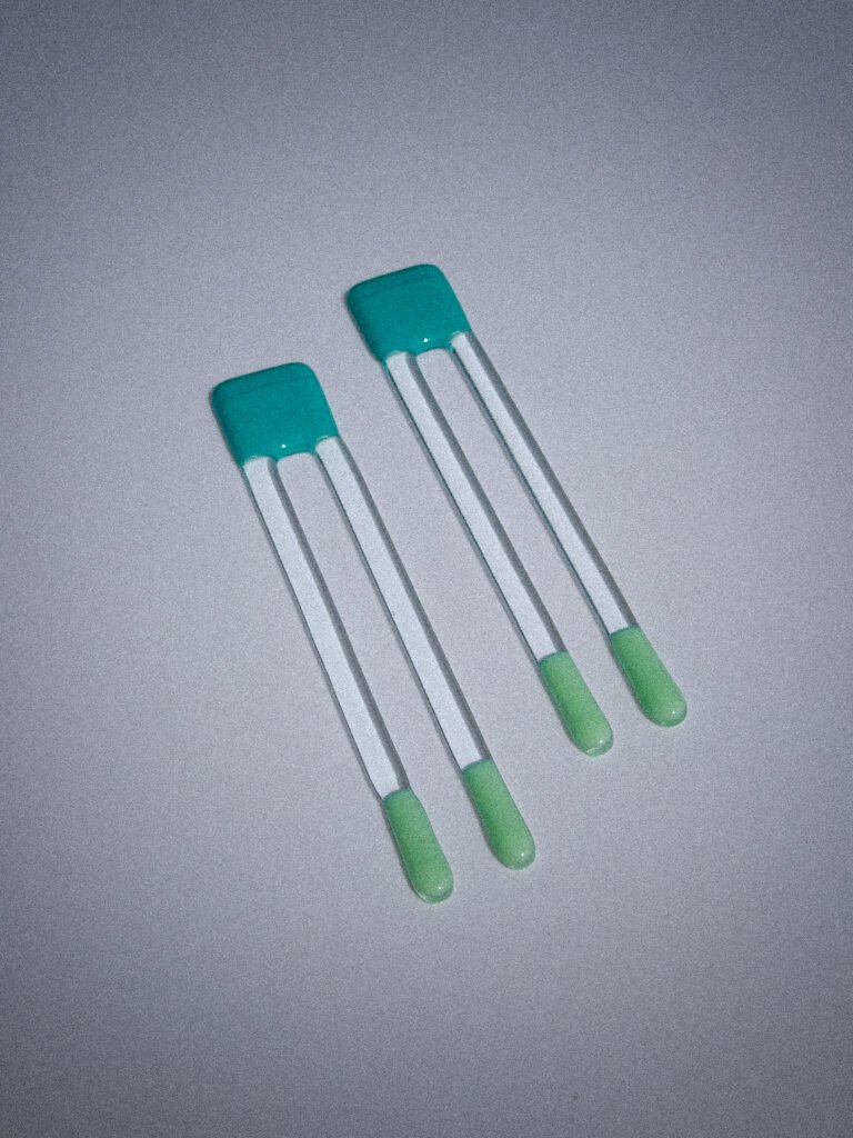 Handgemaakte glazen Pool Sticks in aqua en azuur op een witte tafel.