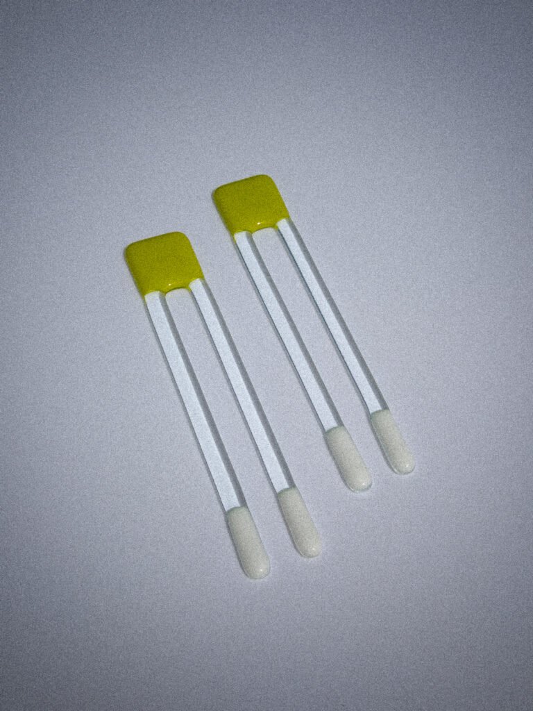 Handgemaakte glazen Pool Sticks in groen en wit op een witte tafel.