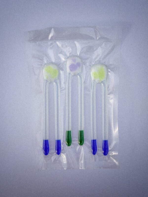 Drie handgemaakte glazen Pool Sticks in verschillende kleuren. Verpakt in vacuum.