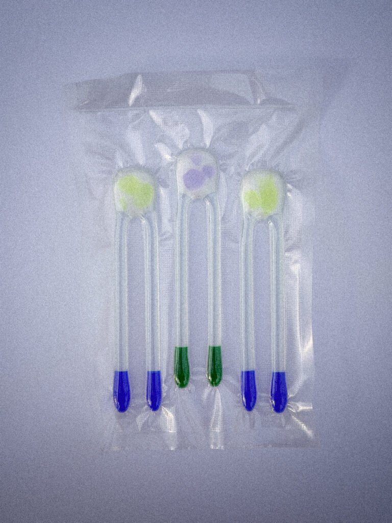 Drie handgemaakte glazen Pool Sticks in verschillende kleuren. Verpakt in vacuum.