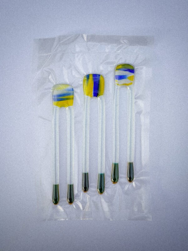 Handgemaakte glazen Pool Sticks in verschillende kleuren. Groen en geel.