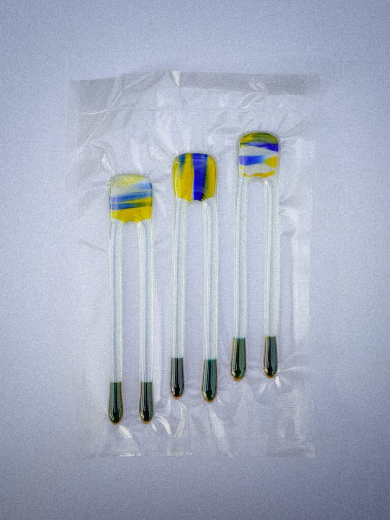 Handgemaakte glazen Pool Sticks in verschillende kleuren. Groen en geel.