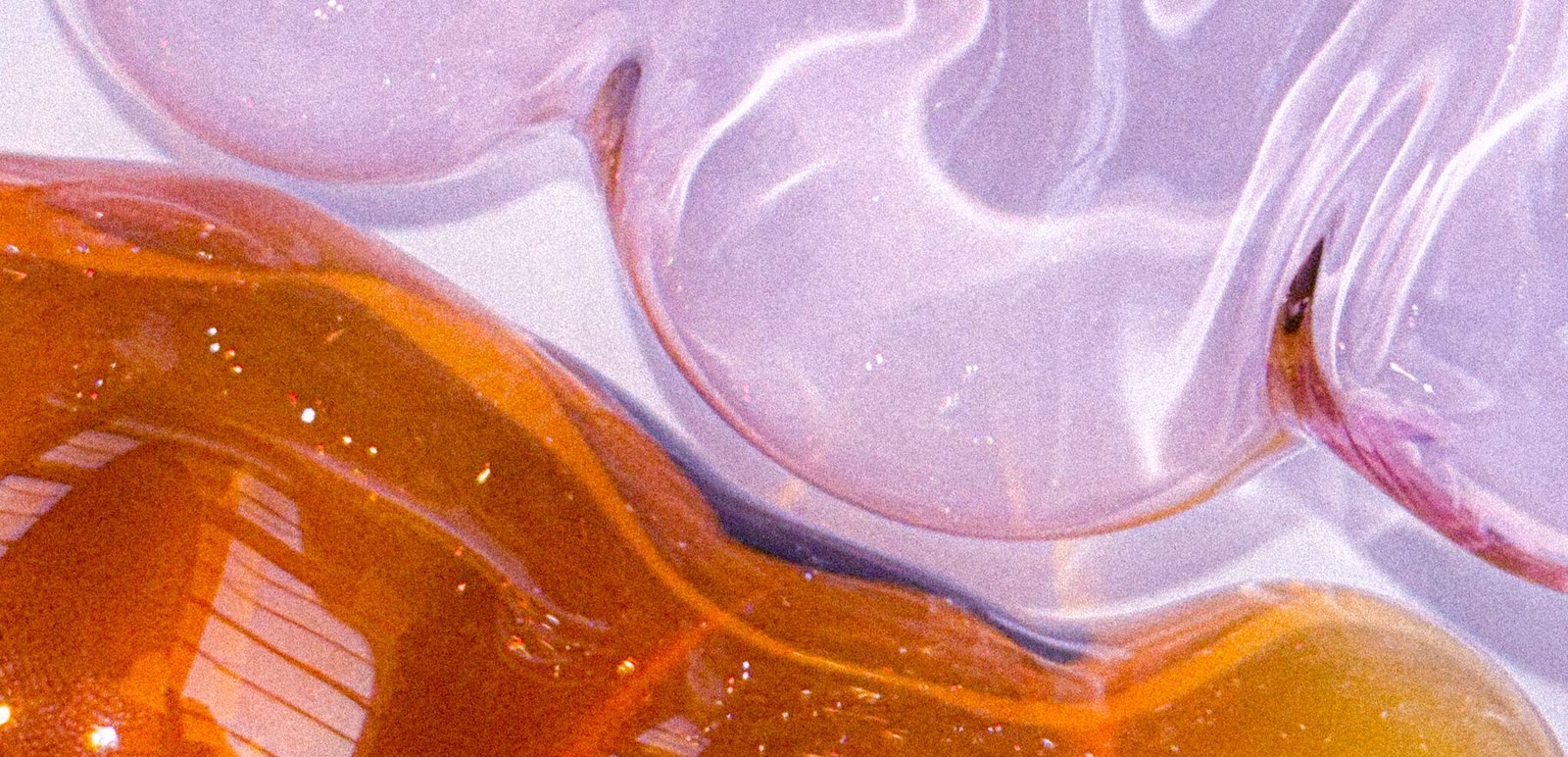 Drie soorten glazen objecten in de kleuren amber, blauw en roze-mondgeblazen in Utrecht door Studio Wouter Kuijt.